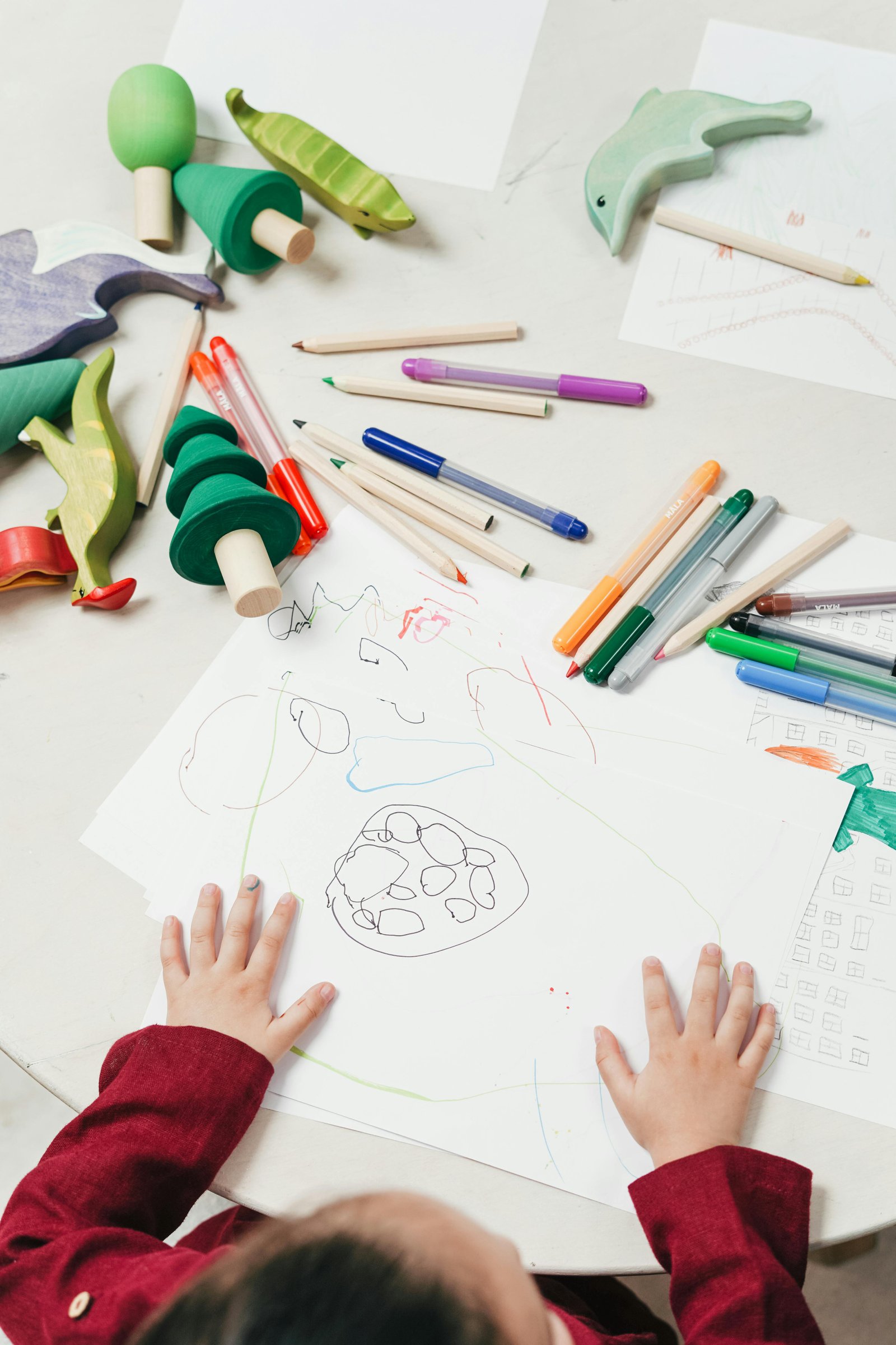 Niños haciendo manualidades