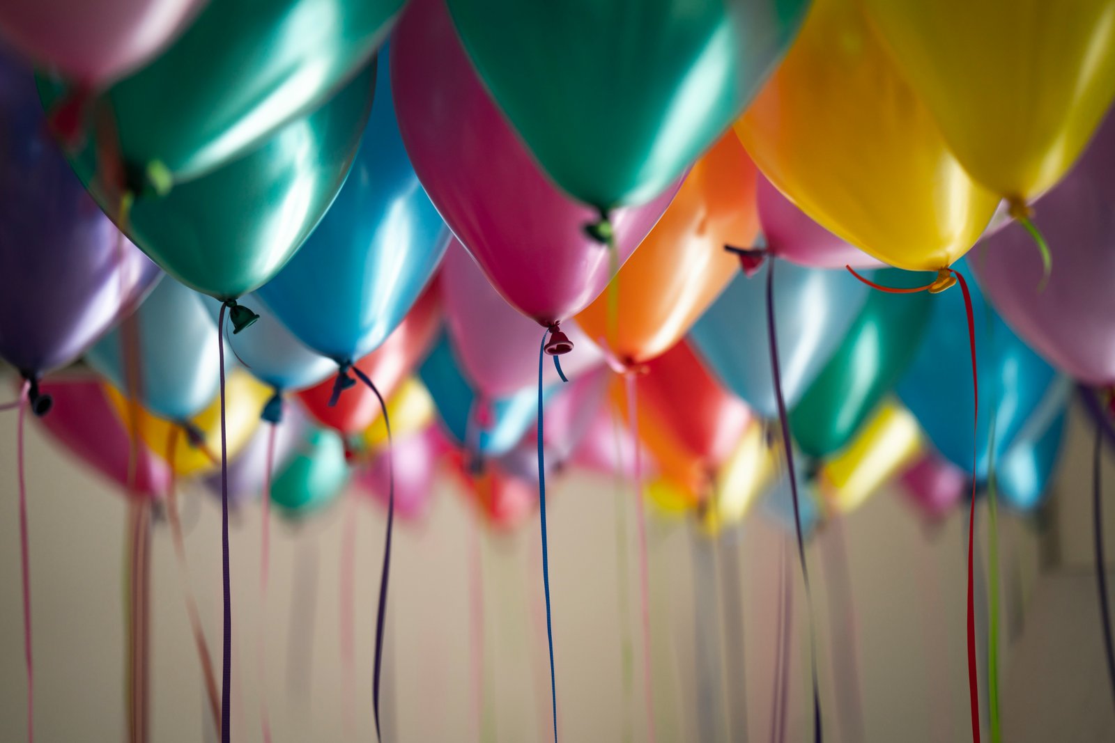 Niños jugando con globos